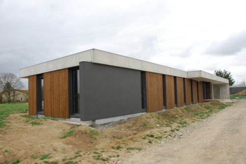 Maison moderne avec piscine a Lavernose Lacasse